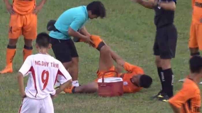 SỐC: Thủ quân U19 SHB Đà Nẵng gãy chân trong trận đấu với HAGL - Bóng Đá