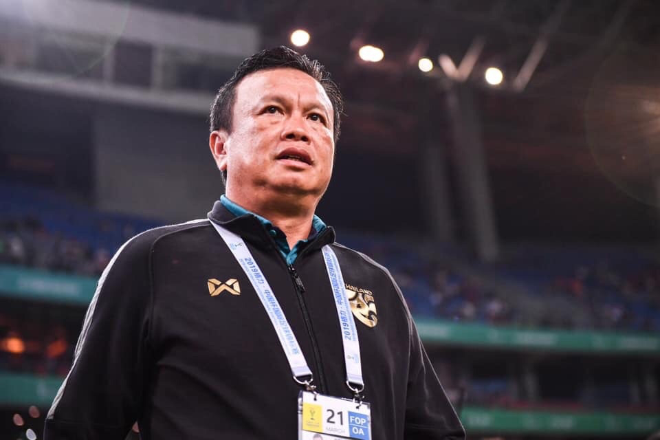 CHÍNH THỨC: HLV Sirisak Yodyardthai tuyên bố từ chức sau thất bại đau đớn tại King's Cup - Bóng Đá