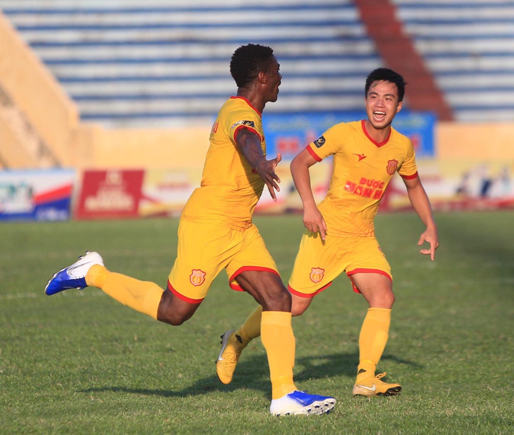 Dư âm 4 trận đấu sớm vòng 15 V-League: Quảng Nam hồi sinh, TP.HCM trở lại đường đua - Bóng Đá