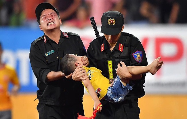 Cảnh sát Nam Định nén đau cứu CĐV nhí tại chảo lửa Thiên Trường - Bóng Đá