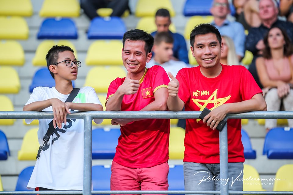CĐV Việt Nam đến sân nhà Sint-Truiden, nhưng Công Phượng được thi đấu - Bóng Đá