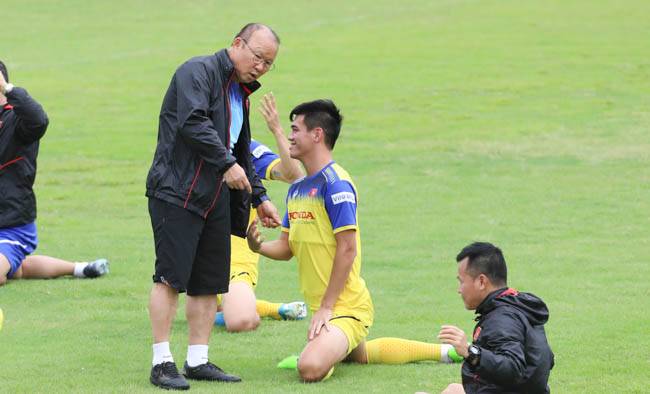 Hai tuyển thủ ĐT Việt Nam đổ bệnh, thầy Park nhận tin không vui trước đại chiến Thái Lan - Bóng Đá