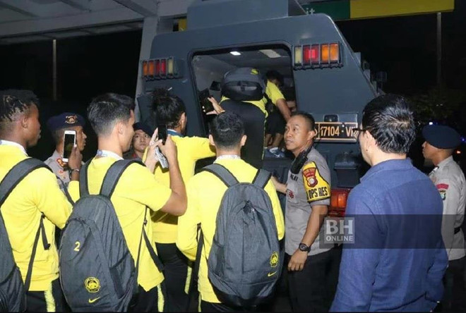 CĐV Indonesia quá khích, tuyển thủ Malaysia phải rời sân bằng xe bọc thép