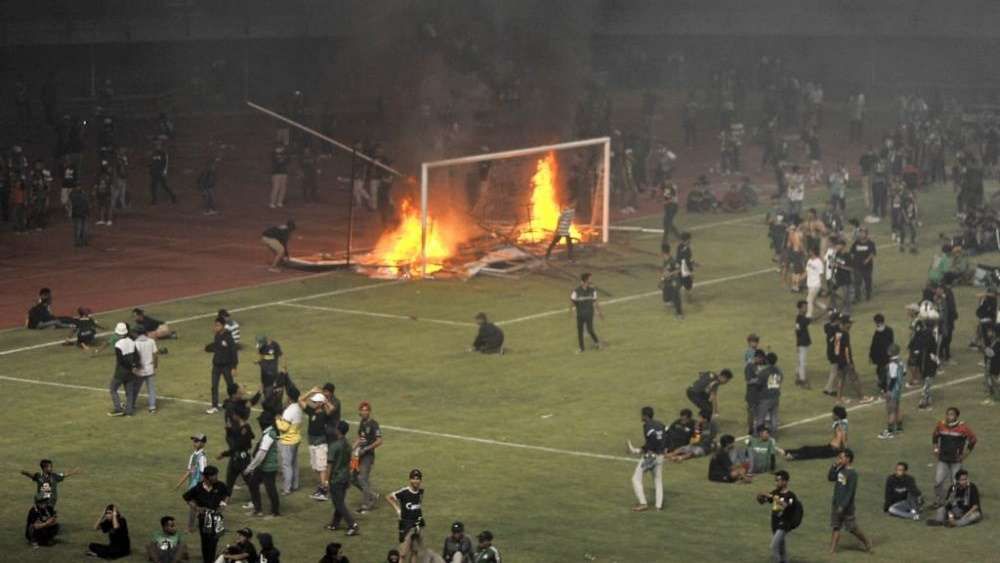 SỐC: CĐV Indonesia bạo loạn cùng cực, đập phá, đốt SVĐ - Bóng Đá