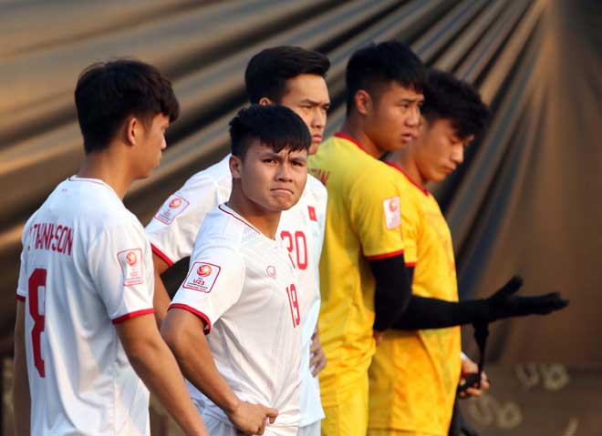 Đội nhà chưa khai hoả, Quang Hải hiến kế cho các chân sút U23 Việt Nam - Bóng Đá