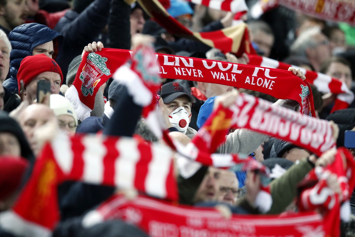 COVID-19 hoành hành, fan Liverpool: 