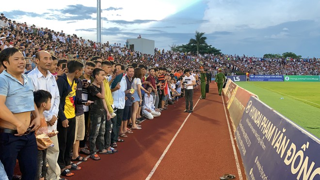Bù giờ 22 phút, trận Hà Tĩnh vs Hà Nội lọt top kỷ lục thế giới - Bóng Đá