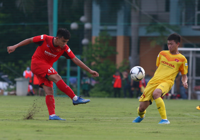 Sao trẻ CLB Long An ghi bàn trong trận đấu nội bộ U22 Việt Nam - Bóng Đá