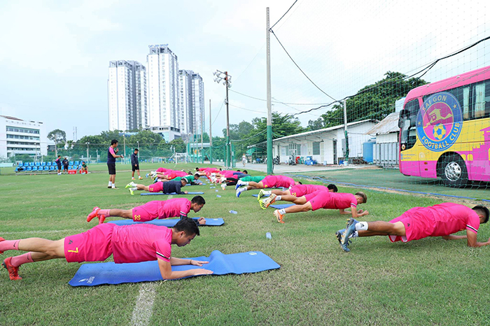Đội đầu bảng V-League 2020 miệt mài tập luyện chờ ngày giải đấu trở lại - Bóng Đá