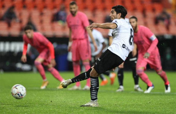 Thua đến 3 bàn từ chấm penalty, Real Madrid gục ngã trước Valencia tại Mestalla - Bóng Đá