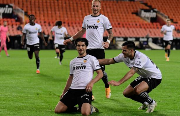 Thua đến 3 bàn từ chấm penalty, Real Madrid gục ngã trước Valencia tại Mestalla - Bóng Đá