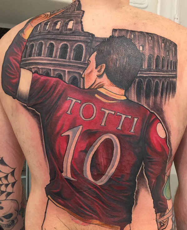 5. AS Roma - 946. AS Roma trong những mùa giải gần đây không tạo nhiều tiếng vang nhưng trong quá khứ, họ là đội bóng xưng hùng xưng bá ở Serie A. NHM rất yêu mến và xăm logo CLB lên người rất nhiều. Thậm chí, một số fan cũng xăm luôn cả hình "Hoàng tử thành Rome" Francesco Totti lên lưng mình.