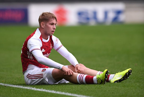 Tiền vệ phải Emile Smit-Rowe. Cầu thủ trẻ của Arsenal đã có màn trình diễn đáng khen trong trận gặp Chelsea và nhiều khả năng tiếp tục được trọng dụng ở cuộc đụng độ với Brighton.