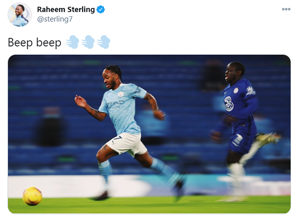 Sterling đăng tải hình ảnh khi anh bứt tốc trước sự đeo bám của Kante.