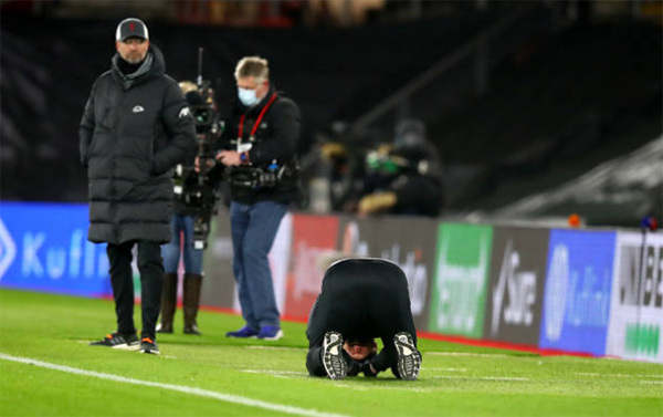 Đánh bại Liverpool, Hasenhuttl quỳ gối, khóc thành tiếng trước mặt Klopp - Bóng Đá