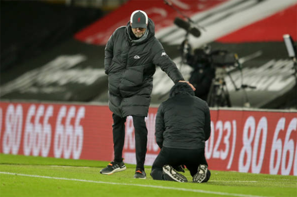 Đánh bại Liverpool, Hasenhuttl quỳ gối, khóc thành tiếng trước mặt Klopp - Bóng Đá
