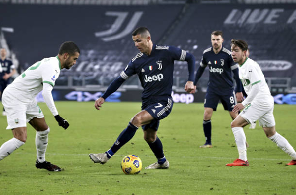 Ronaldo khiến cầu thủ đối phương há hốc mồm vì 1 khoảnh khắc thiên tài - Bóng Đá