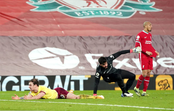 Alisson ôm mặt hối hận sau khi