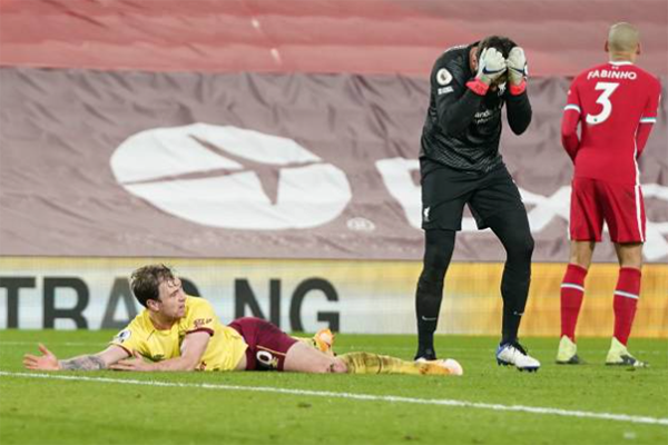 Alisson ôm mặt hối hận sau khi