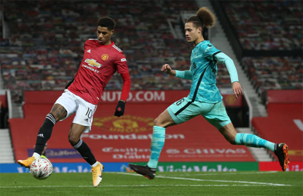 Williams gặp rất nhiều khó khăn trước Rashford.