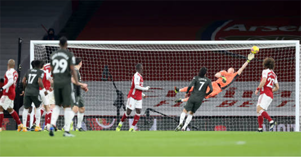 Cú sút của Fred khiến thủ thành Leno phải vất vả cản phá.