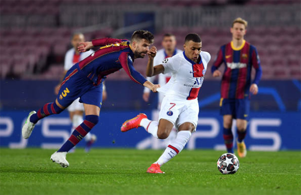 Pique hụt hơi trong những tình huống lên bóng tốc độ của PSG.