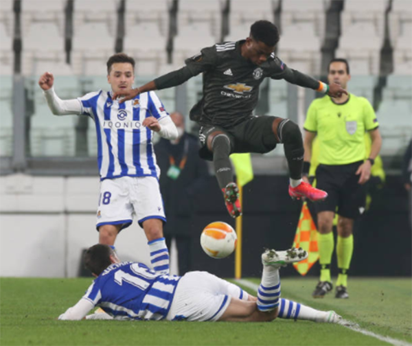 Diallo nhảy múa trước 3 cầu thủ Sociedad trong ngày ra mắt Man Utd - Bóng Đá
