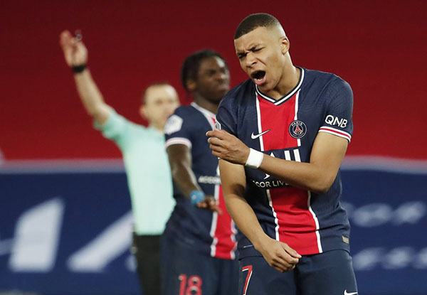 Mbappe thi đấu dưới sức trong trận gặp AS Monaco.
