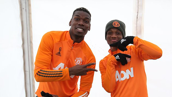 Pogba khích lệ Diallo sau bàn thắng đầu tiên cho Man Utd.