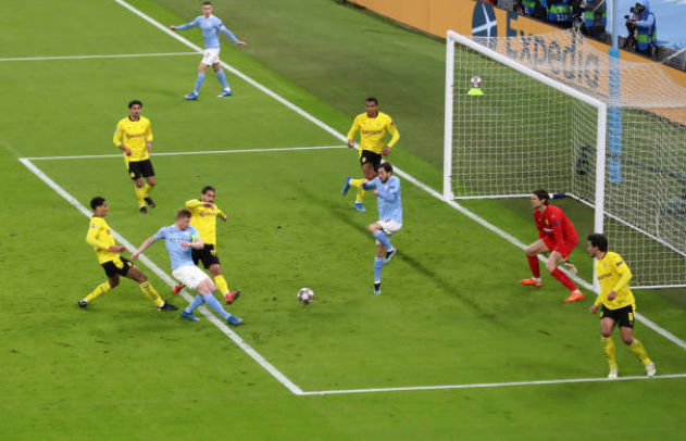 De Bruyne băng vào đệm bóng thành bàn.