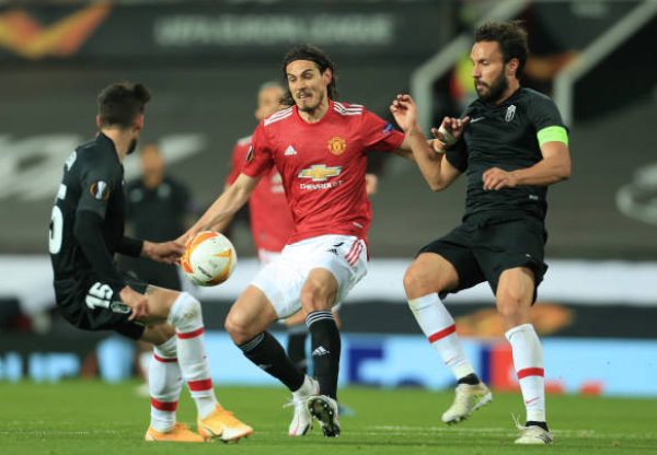 Cavani là tác giả của bàn thắng mở tỷ số.