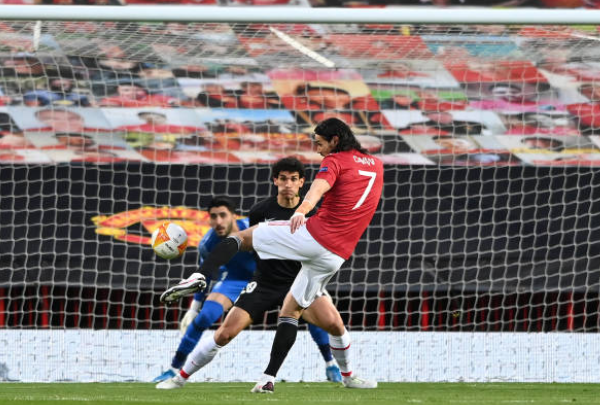 Khoảnh khắc Cavani tung cú volley chéo góc mở tỷ số trận đấu.