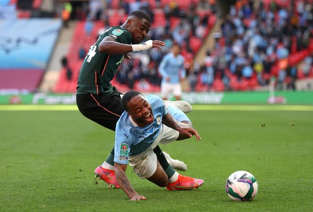Aurier phạm lỗi với Sterling dẫn đến tình huống dàn xếp ghi bàn của Man City ở phút 82.