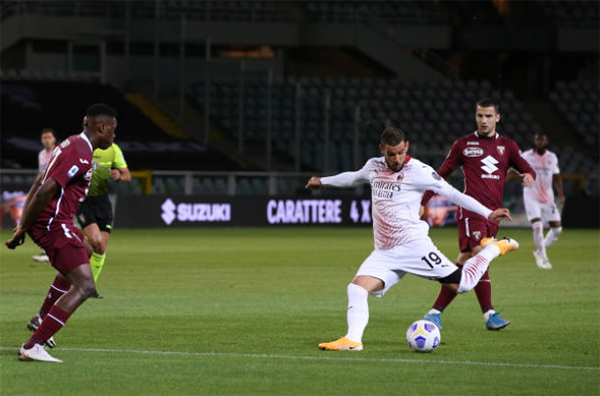 Dội mưa gôn vào lưới Torino, AC Milan khiến cuộc đua Top 3 càng gây cấn - Bóng Đá