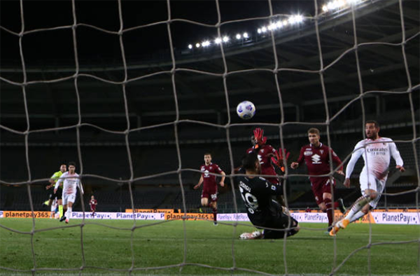 Dội mưa gôn vào lưới Torino, AC Milan khiến cuộc đua Top 3 càng gây cấn - Bóng Đá