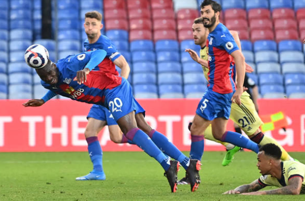 Benteke vượt qua 2 cầu thủ phòng ngự của Arsenal để đánh đầu ghi bàn.