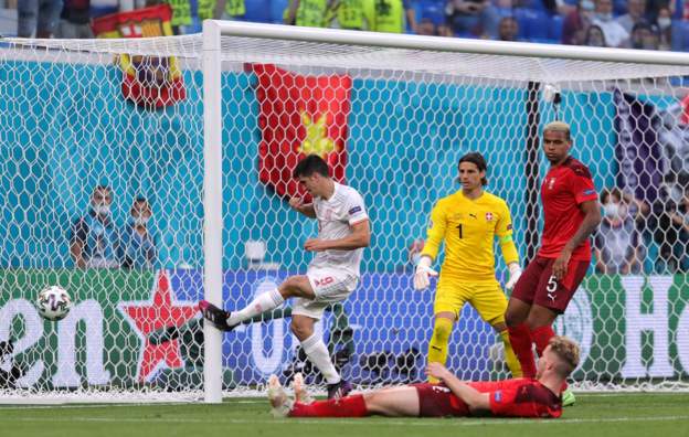 Moreno tức giận, đá thẳng vào cột dọc khung thành sau khi bỏ lỡ cơ hội ngon ăn.