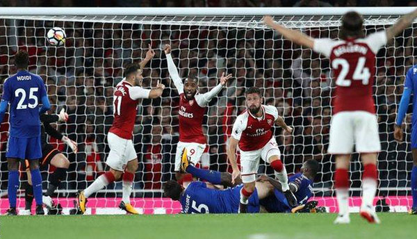 Arsenal và Leicester rượt đuổi tỷ số kịch tính.