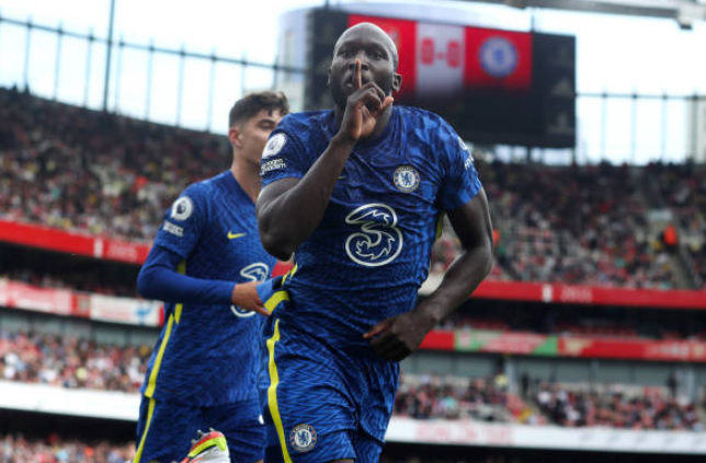 Lukaku ghi bàn mở tỷ số cho Chelsea trong trận thắng Arsenal ngay tại Emirates.