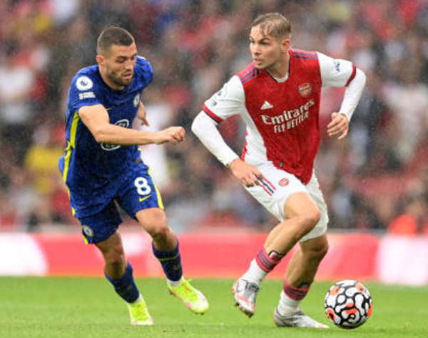 Smith Rowe không thể gánh vác cả khu trung tuyến Arsenal.