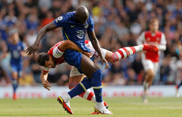 Mari thất thế trước Lukaku.