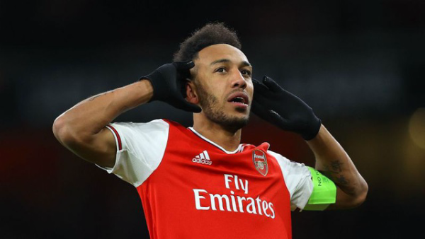 Aubameyang gặp khó khi đá lệch trái.