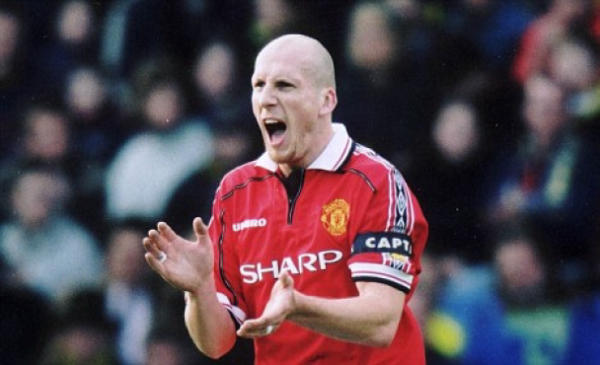 Đội hình kết hợp các huyền thoại 1999 và cầu thủ đương đại Man Utd - Bóng Đá