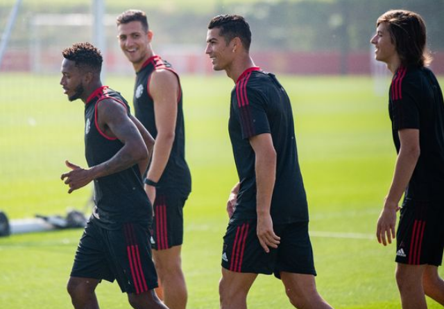 Các cầu thủ Man Utd hứng khởi tập luyện.