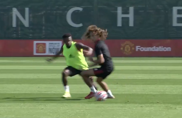 Hannibal đi bóng qua sự truy cản của Fred.