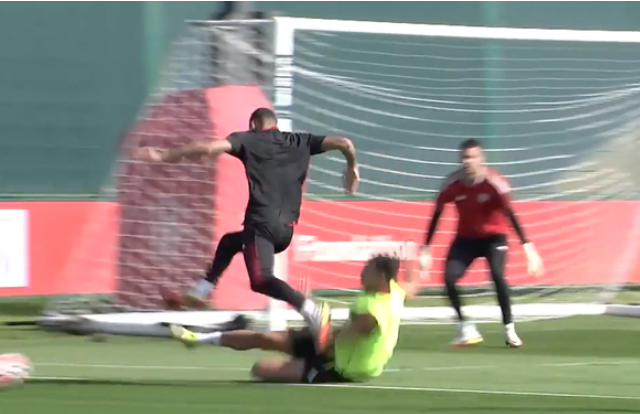 Dalot cản phá pha đi bóng lắt léo của Greenwood.