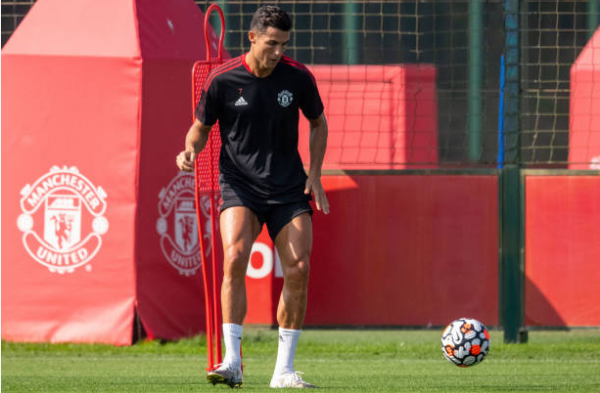 CHÍNH THỨC: Ronaldo ký hợp đồng với Man Utd - Bóng Đá