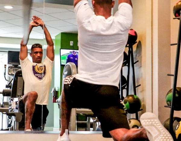 Cựu sao Man Utd chăm chỉ tập gym, khoe body 6 múi cực chất - Bóng Đá
