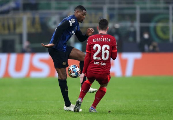 Robertson tích cực pressing Dumfries.