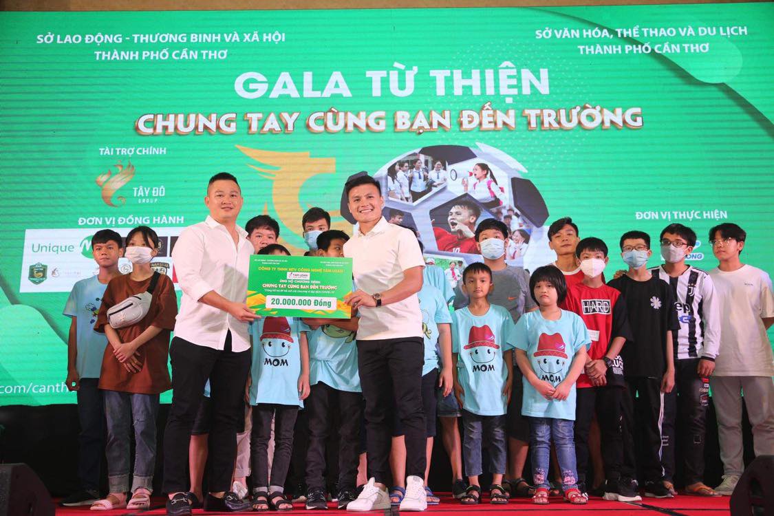 Quang Hải đấu giá áo ĐTQG, ủng hộ quỹ thiện nguyện tại Cần Thơ - Bóng Đá